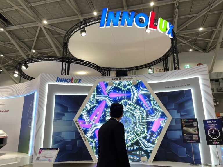 奇幻隧道 Fairy Walk，群創光電 InnoLux 於Touch Taiwan 展區的字型影像裝置